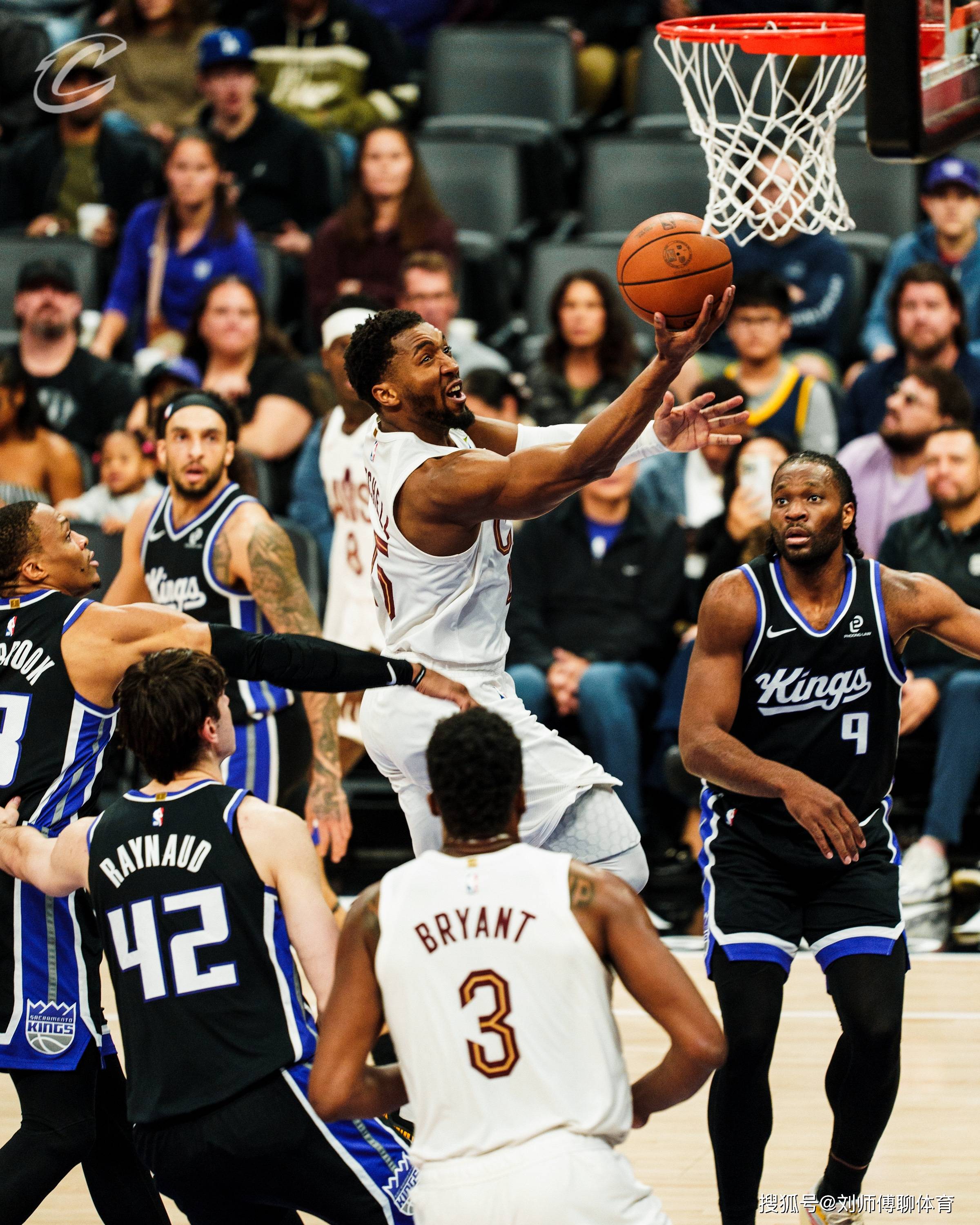 竞技宝-哈登回归赛场,出色防守首场状态亮眼,美国队观众沸腾!的简单介绍